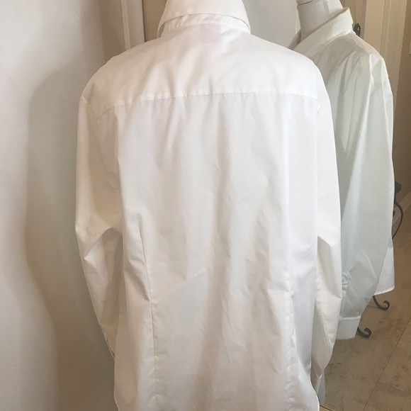 White tailored blouse with button cuff. - Picture 4 of 9